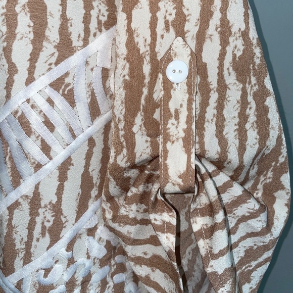 EUC Chico's Highland Park Animal Embroidered Popover Top Size 1 - Medium - Picture 7 of 11